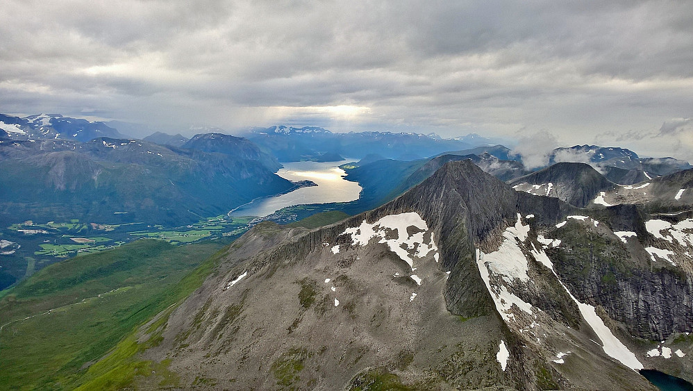Frå Kjøvskartinden mot Kyrkjetaket og Isfjorden.