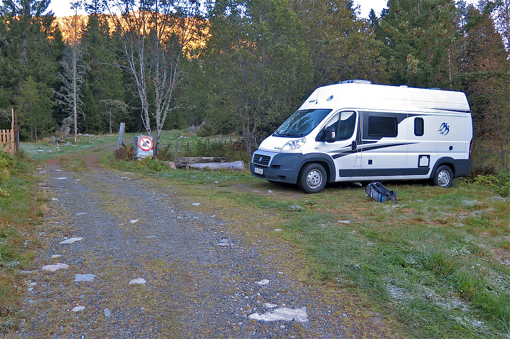 Parkering på Moen. Her er det plass til 4-5 bilar, og godt merka vidare til Kaldtinden. Kjøyr gjennom tunet og opp til grinda der det er merka parkering.