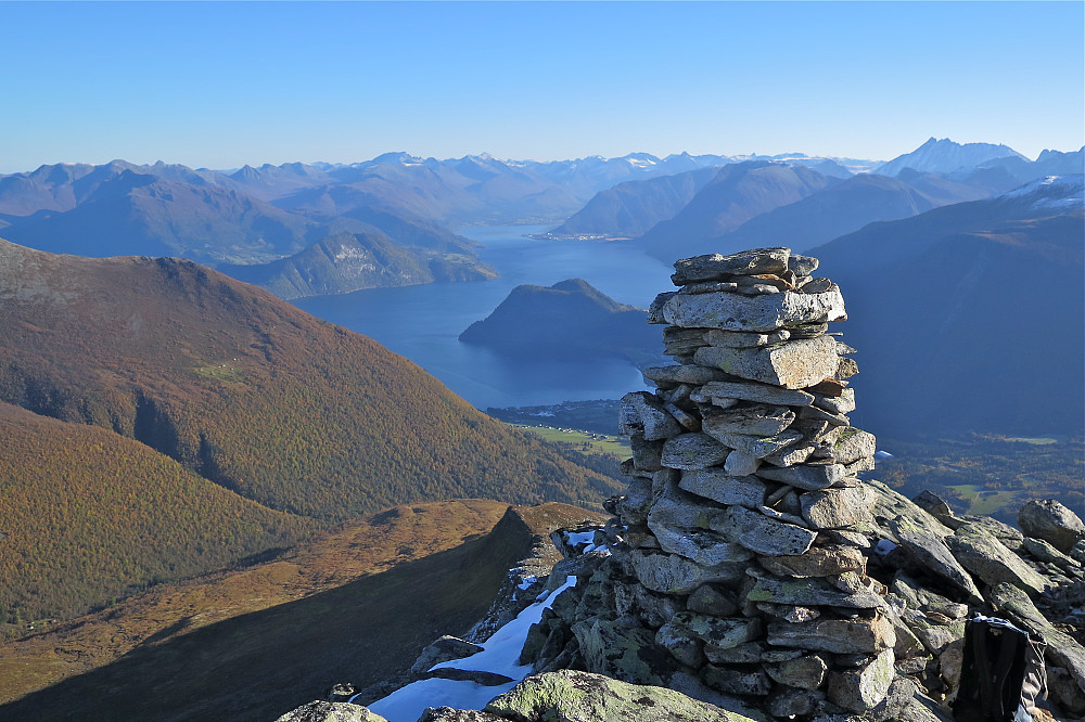 Frå Kaldtinden, den første toppen ein kjem til. Her er det kasse og bok. Denne er ikkje høgste punktet. Her mot Måndalen, Åndalsnes og Isfjorden.