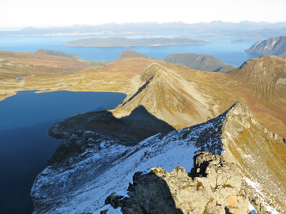 Frå Prosten nordover mot Svartevatnet og Langfjellet. Brukte 10 minutt nedover og sjekka. Denne ryggen hadde eg gått på sommarstid, men no var det snø og skuggevendt nedi der. Droppa derfor dette og gjekk tilbake mot Grøntinden eit stykke før eg sleppte meg ned i dalen og runda heile fjellet.