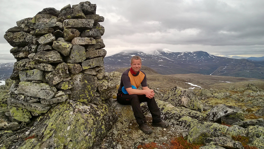 Kjetil på Skamsarkampen. Vi ser austover mot morgondagens mål, blant anna Horrungen.