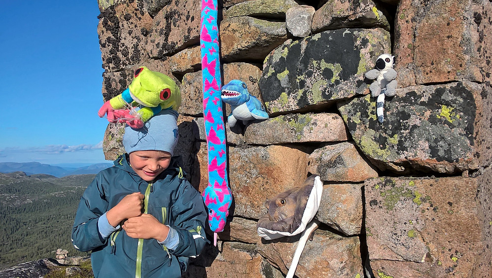 Sekken var full av kosedyr frå blant anna Sommarland i Bø