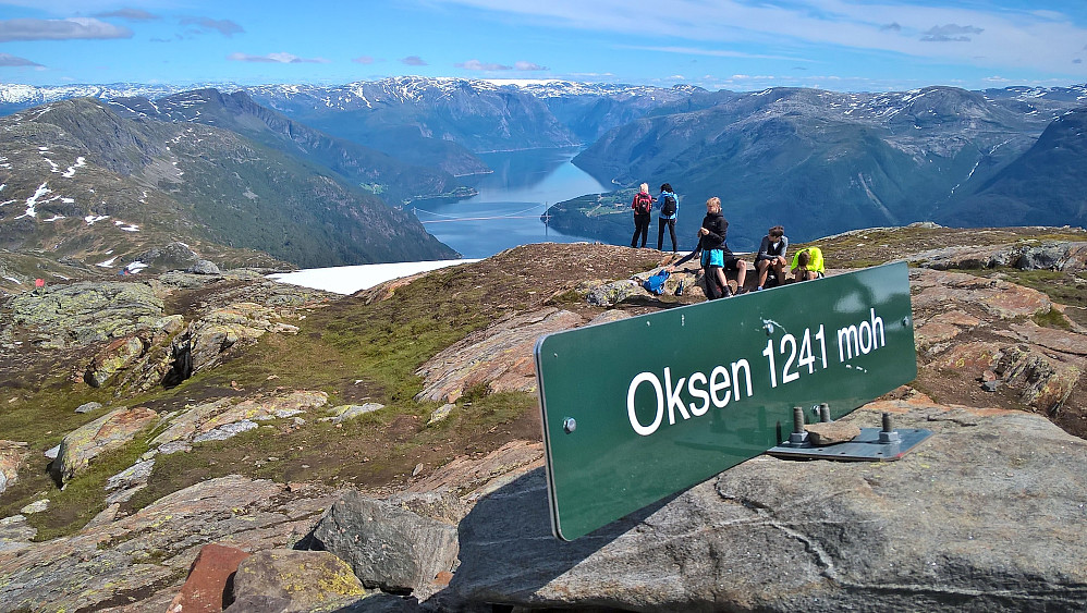 Folksomt på Oksen. Mot Hardangerbrua