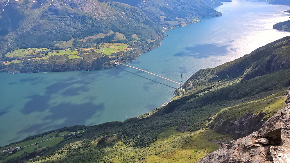 Luftig stup mot Hardangerbrua