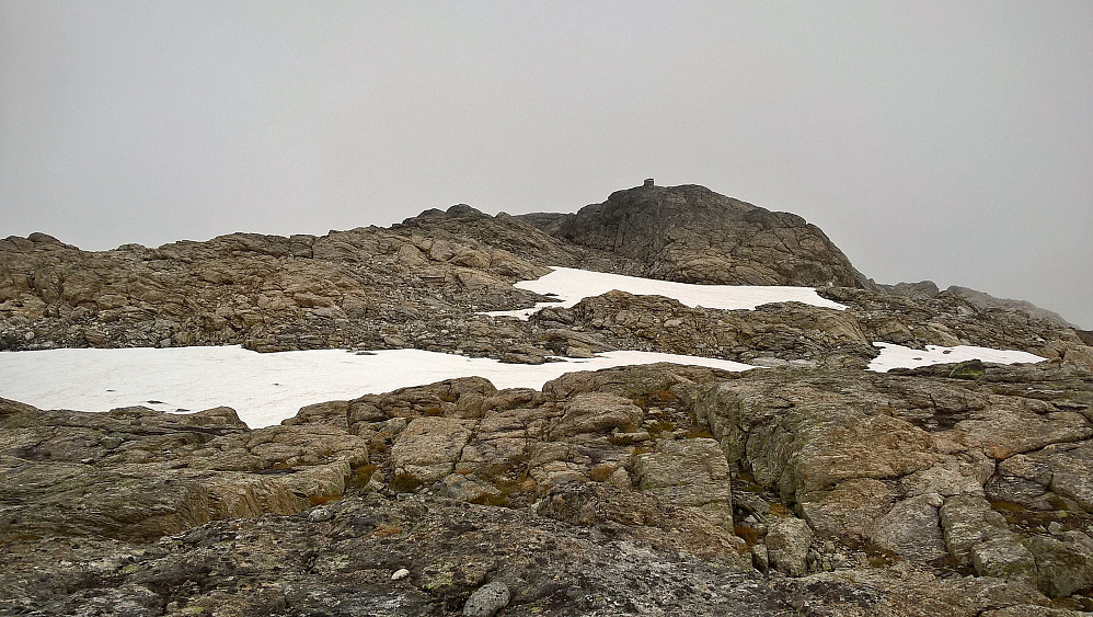 Frå høgste punkt 1342 mot varden som er omlag 2 meter lavare. Ca 110 meter mot nordaust. 