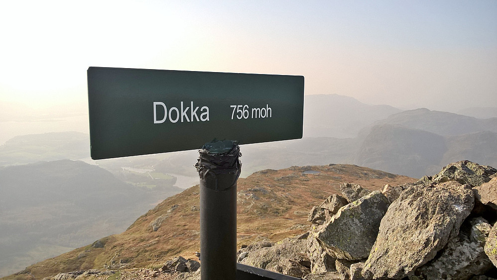 Dokka skilt og bok som ikkje vart signert pga coronasituasjonen
