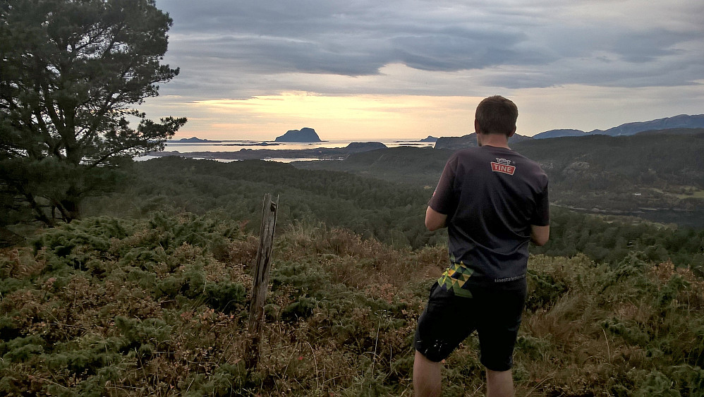 Utsikt frå Fjellstjørnryggen mot Norskehesten. Det er plass til ein bil ved sidan av vegen der turen startar. Svak sti oppover, ikkje merka men rydda delvis for einer. Forsåvidt greitt å gå. Men ein må vidare vestover frå masta for å nå høgste punkt.