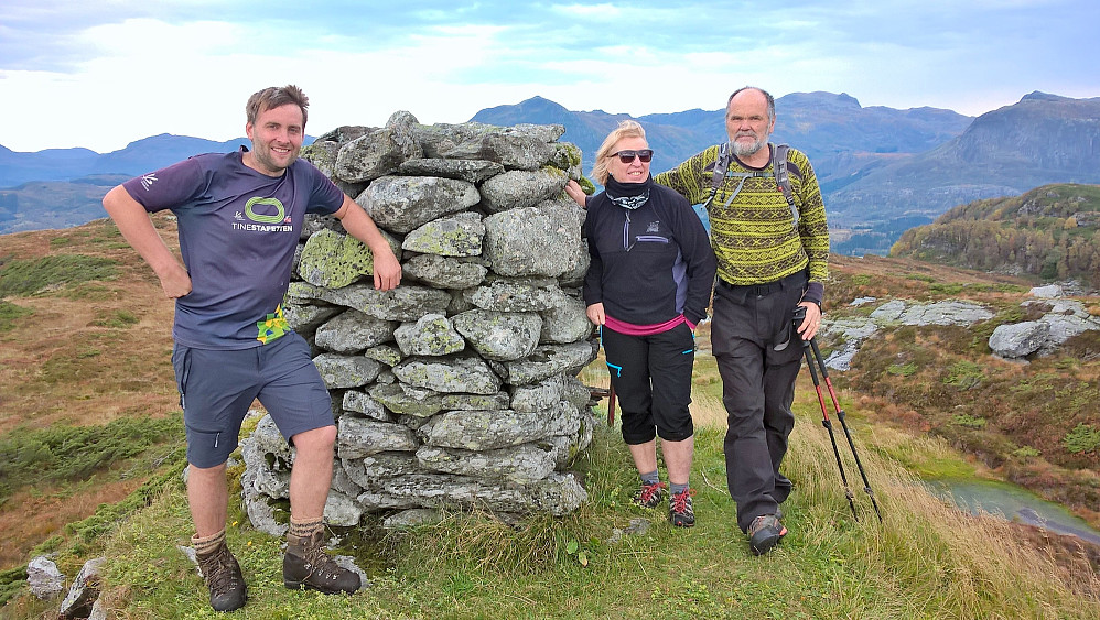 Arsteinheia. Utruleg nok møte med ein annan Peakbooker, Agnar Åsnes. Omtrent einaste personen eg kjenner til i dette området. Dei gjekk ei anna rute opp og kom samtidig med oss til toppen.