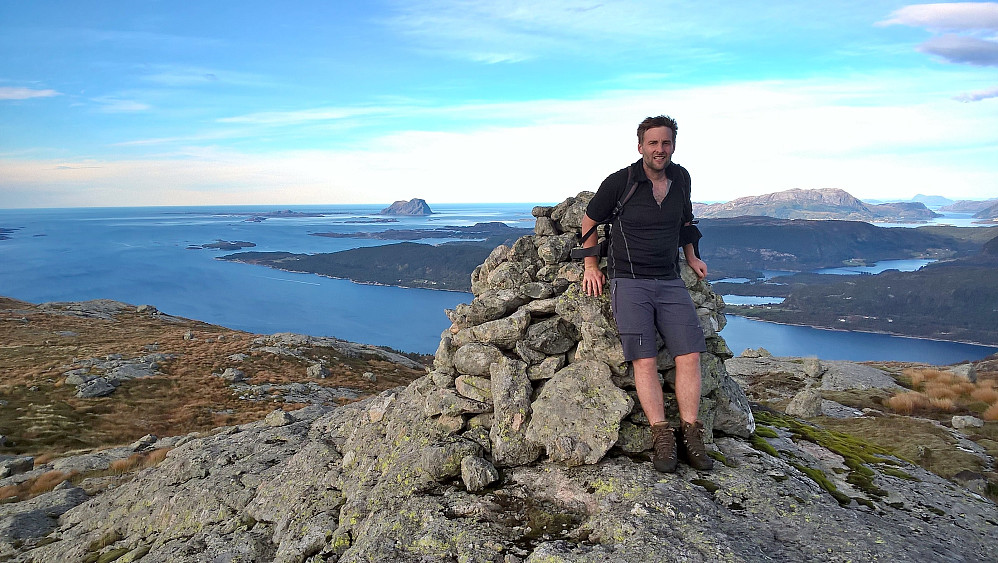 På Høgeheia. Avsides ligg den til, og ein skikkeleg omvei vart det. Det er merkingar stort sett heile ruta, med unntak av frå Svartevatnet og opp.