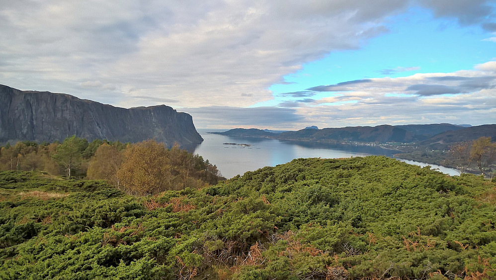 Hyllestadfjorden. Opp frå fjorden på vestsida ser vi Høgeheia.