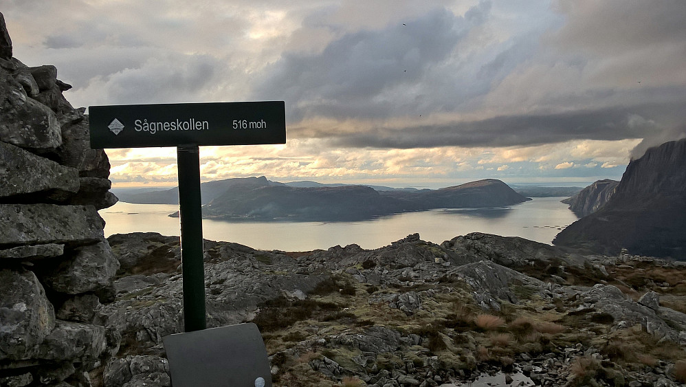 Sågneskollen/Sognneskollen. Fekk parkere etter samtale med grunneigar der det er registrert parkeringsplass. Eg oppfatta ikkje dette som ein parkeringsplass, men det var greitt å stå der sa han. Eg måtte imidlertid love å seie Sognneskollen. I følge kartverket er Sågneskollen einaste godkjende skrivemåte, til stor irritasjon for lokalbefolkninga