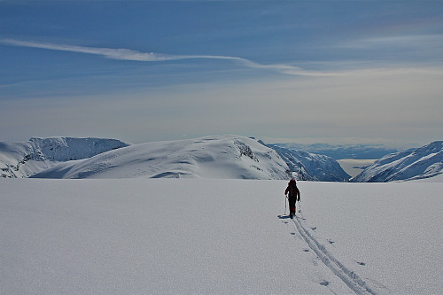 Lise går sørover mot topp Aust for Vetlefjordbreen. Sognefjorden og Dragsvik i det fjerne.