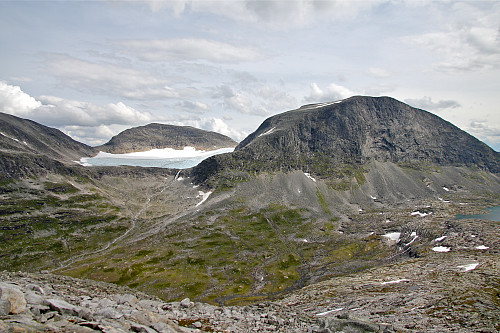 Aust for Knutskoppegga. Vi ser Storbreen og topp 1665 til venstre. Skaret der eg satte igjen sekken.