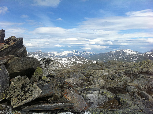 På toppen av Kuklumpen. Bildet tatt mot Nord-Øst, i bakgrunnen vises bl.a. Golvertinden  og Rørskardaksla.