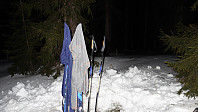 Klærne henger til tørk på skia.