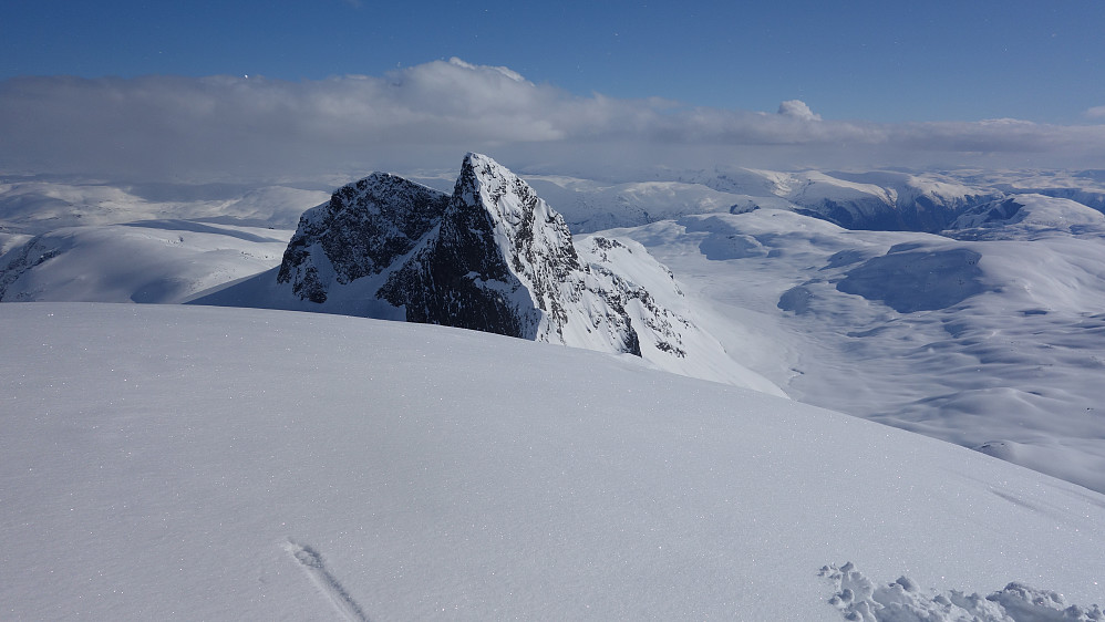 Stølsmaradalstind med hare/kanin-vinkelen, selv om den er enda flottere fra Stølsmaradalsbreen. "Kjæresten min!"