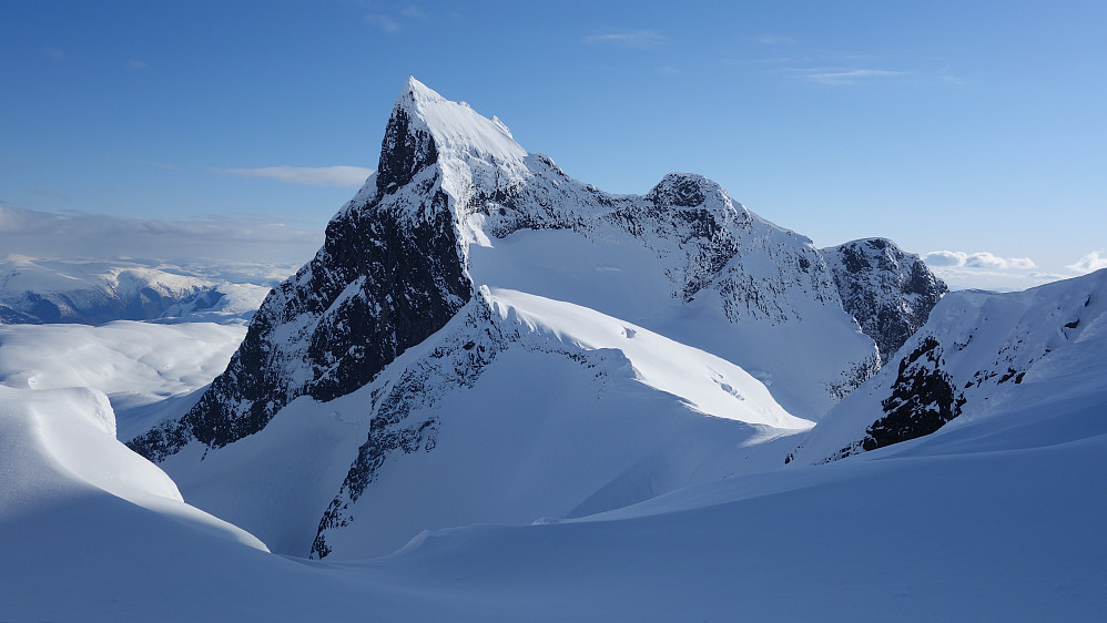 Store Austabotntinden! Hadde dette vært en topp i 6000-8000-meterklassen hadde den vært anerkjent som et av verdens vakreste fjell fra denne vinkelen!