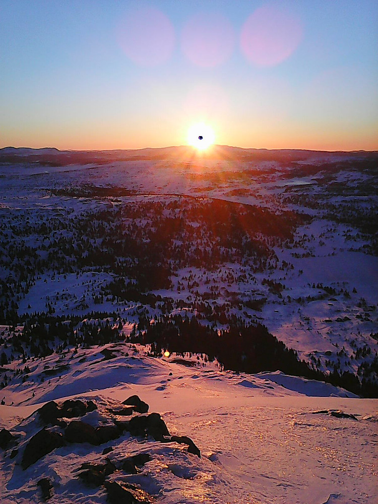 Jeg lever ut drømmen, og de gærne har det godt og alt det der :)
Kjedelig å være snusfornuftig! Da får man ikke soloppganger som denne...