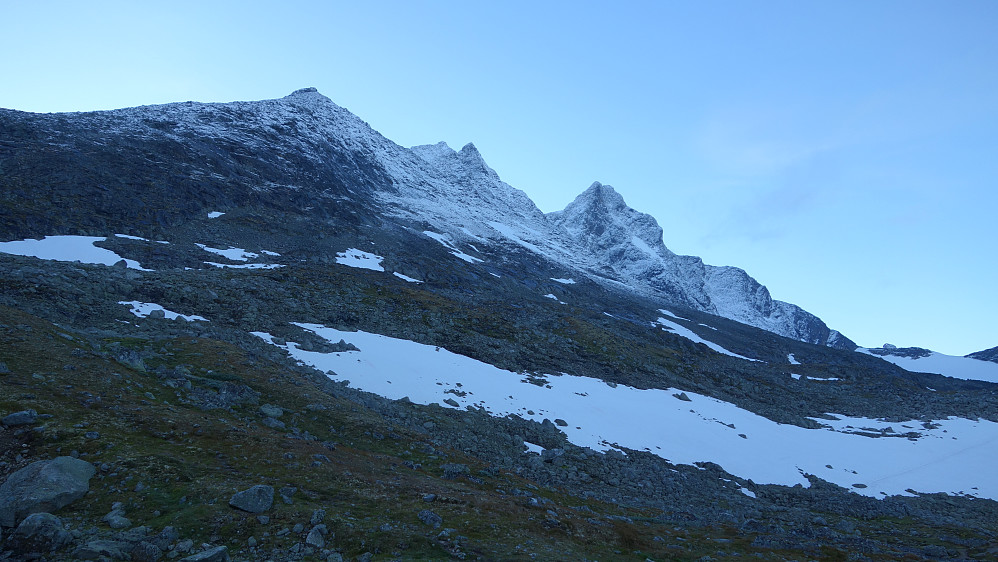Det første blikk mot snødekte Skagastølsryggen fra tindeklubbhytta en tidlig morgen. Skulle selvsagt vært på toppen nå!