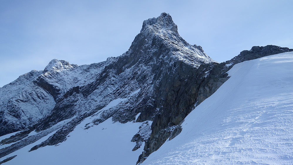 Storen, Kolossen, Giganten, Elvis og Norges Matterhorn (selv om Matterhornvinkelen er fra Midtmaradalen).