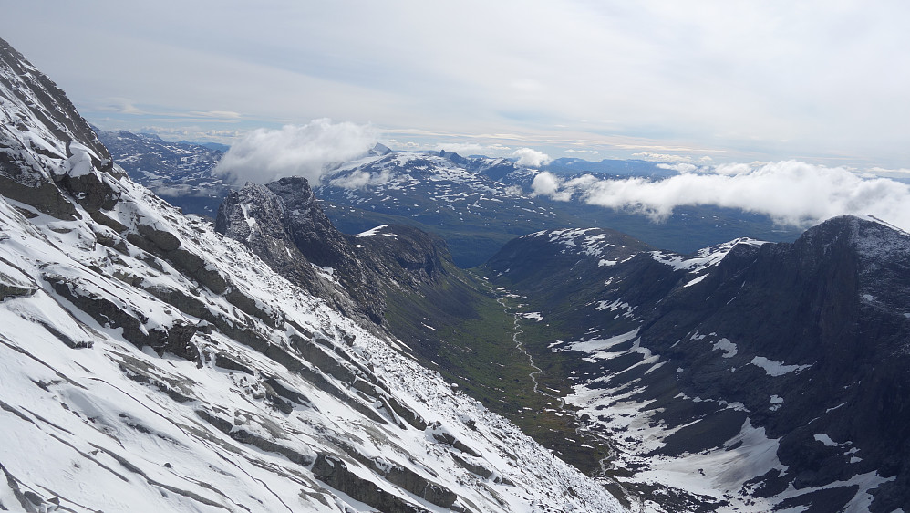 Herlig med sikt igjen etter evigheter i skodda. Midtmaradalen med omgivelser svikter ikke en gammel tilbeder.