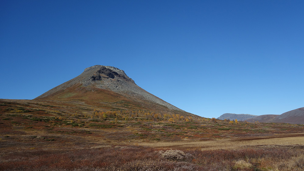 Klanten på Rankonøse. Det er ikke herfra Rankonøse kommer til sin rett. Men totalen er Valdres i et nøtteskall.