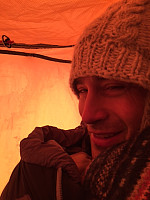 Fornøyd med livet inni teltet på Vikerfjells topp.