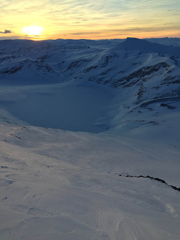 Jeg må ha mer Karitind, for jeg elsker å se kontrasten mellom snødekte vann i botner under et stort fjell!