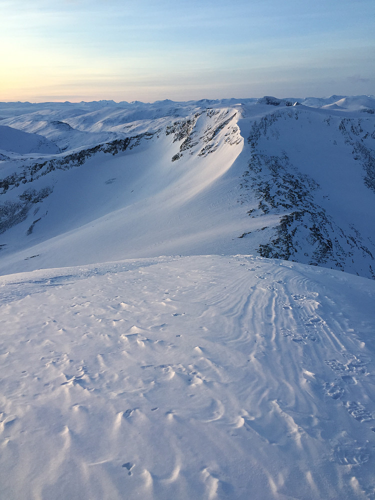 Høgstolen må vel være Tafjordfjellas svar på Sjogholstind, eller Snøholstinden, evt Snehullstinden som den også kalles i beste Kleneggen-stil, som om det dreide seg om et Bærumsfjell...:)