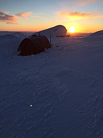 Min hustrige teltplass under morgengry...