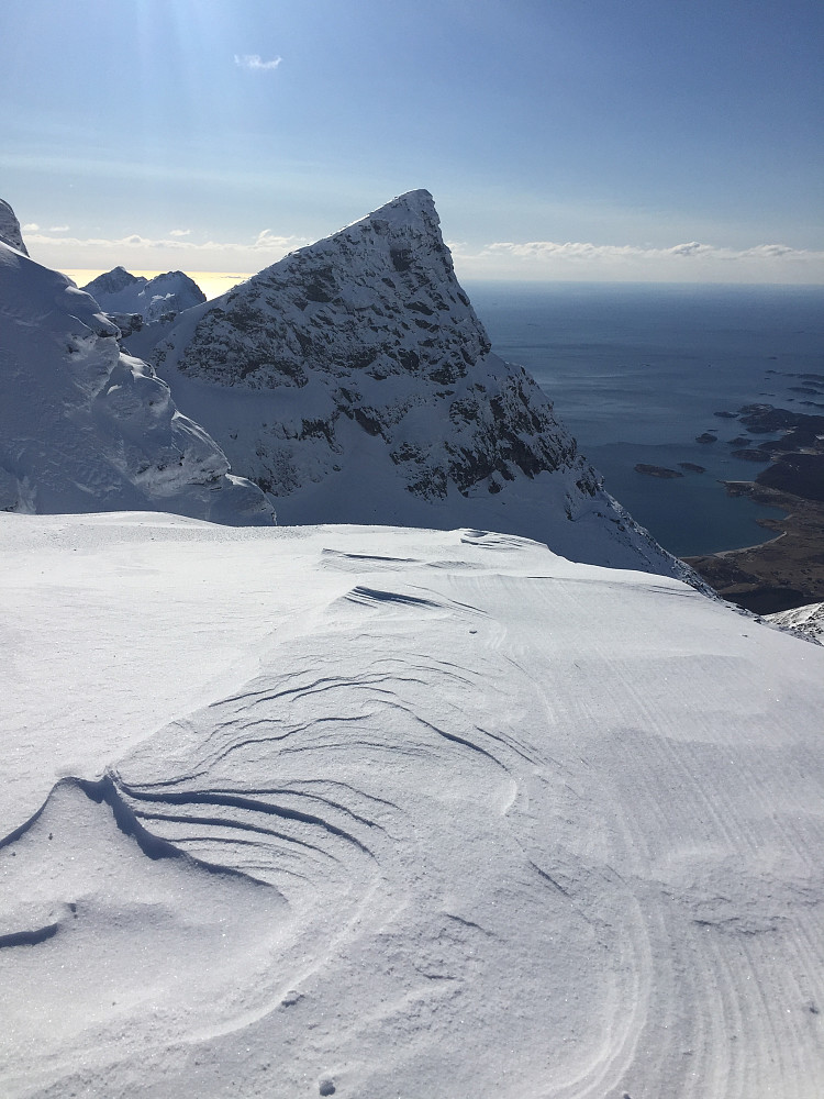 Midtre Ringstinden sett fra kjærestetoppen min dette? Klippet ut fra Hurrungane og limt inn ved havet utafor Steigen???