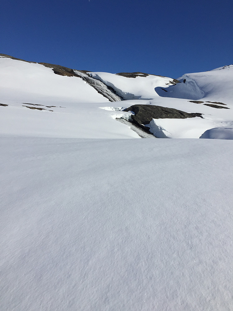 Bekken, eller skal vi si fossen fra Lønna som heldigvis kan krysses på store mengder snø der jeg står.