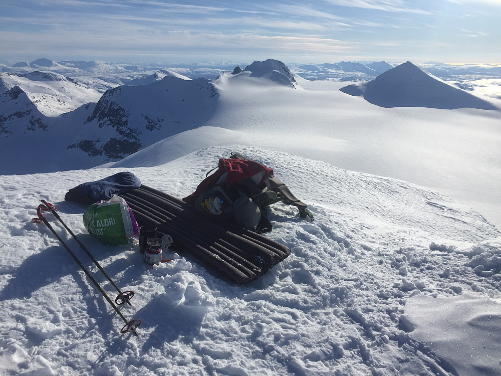 Det går ikke an å ha det stort bedre på en stortopp! Gleder meg til å utforske Okstindbreen med omgivelser ved seinere anledning...