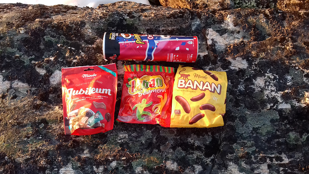 Elle melle...:)
Det tok mer enn en kveld å få i seg alt dette, til tross for at jubileumsblandingen er halvert i størrelse siden 90-tallet da den fortjente navnet sitt...!
