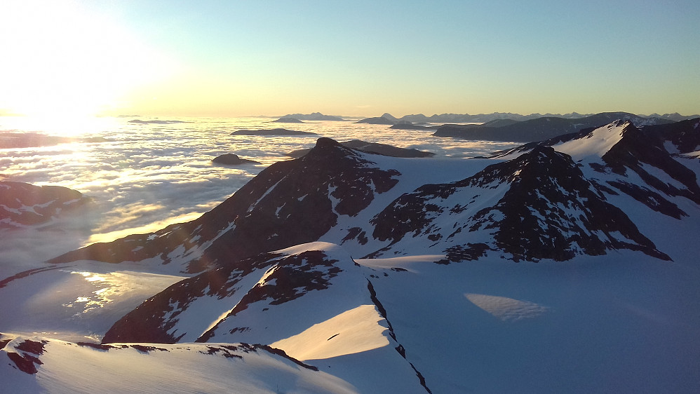 Det neste midnattssolbildet fra Stortoppen som var akseptabelt nok. Jammen godt jeg knipset en god del... Den største fjellkjeden i bakgrunnen er selvsagt Sarekfjella.