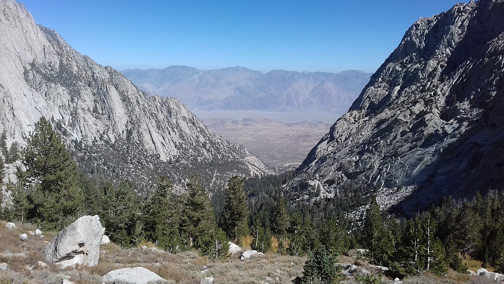 Utsikt bakover og nedover mot utgangspunktet og Owens Valley i bakgrunnen. Er det dette vakre synet jeg husker best fra Whitney mon tro?