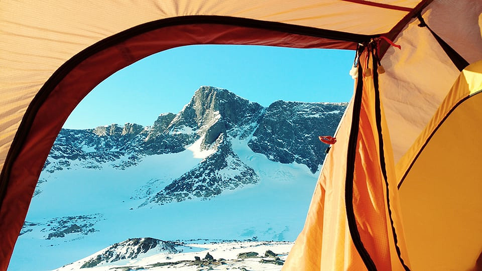 Et bilde som oppsummerer fjell-livet på sitt beste! Utsikt gjennom teltåpningen mens jetboilen varmes opp på primusen mens Gjendealpene jubler mot en perfekt himmel! :)