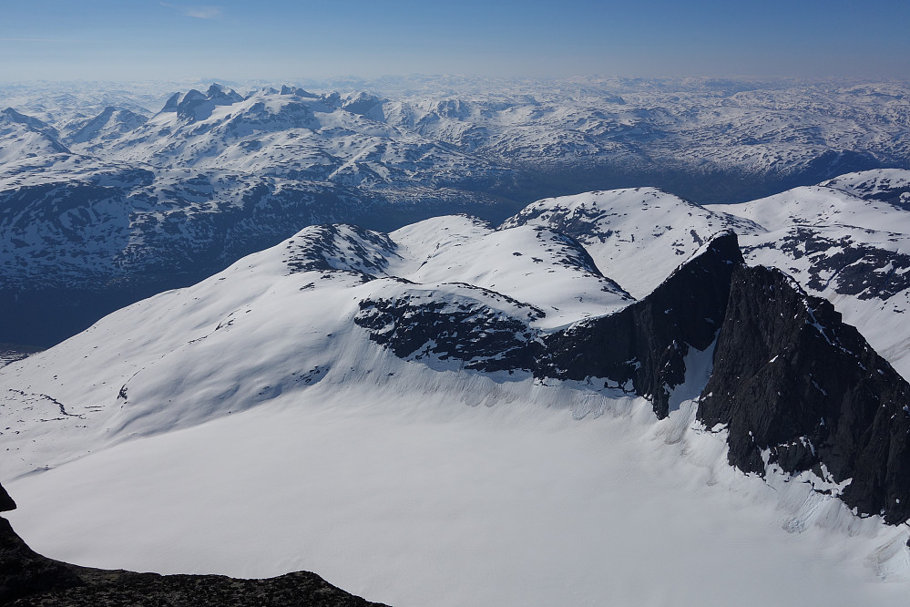 Endelig et bra bilde! På vår jubeltur til Styggedalsryggen og Gjertvasstinden kunne jeg se ned på disse to "jævlene"! Jammen er det imponerende langt ned til Maradalsbreen og toppene fra Gjertvasstinden!