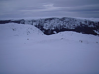 Digre Manfjellet med enorme stup av Valdresformat sett fra Nordre Dyttholsknatten.