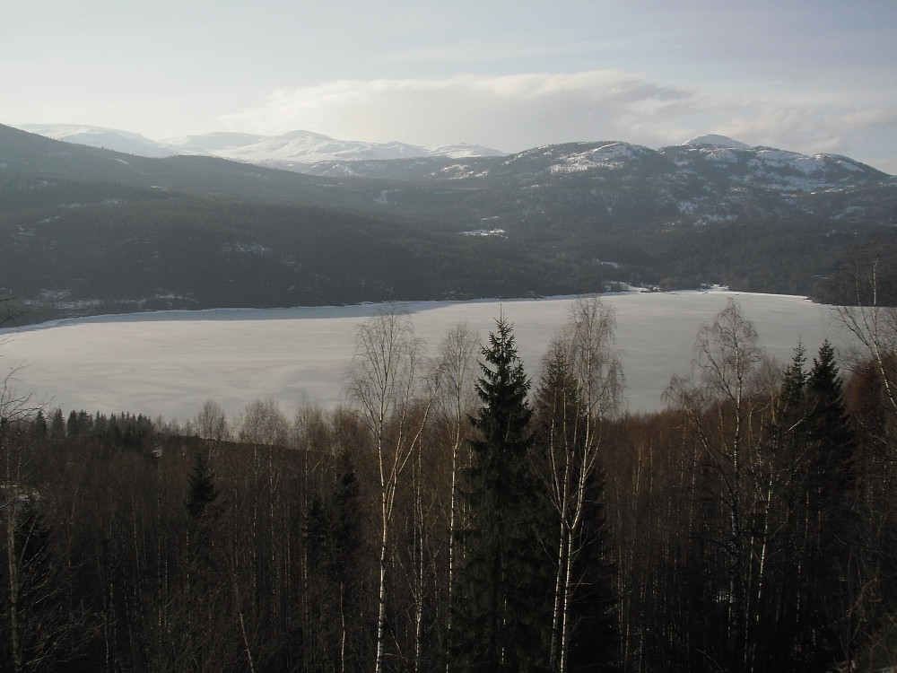 Krøderen og Norefjell sett fra Ørgenvika stasjon.