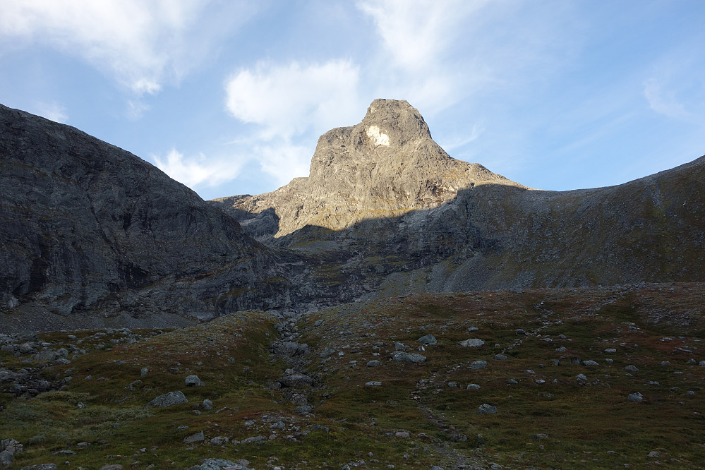 Romsdalshornet som kolossen over Vengedalen. En vanlig fotturist kan umulig forstå at det finnes ei normalrute med beskjeden klatring oppi der.