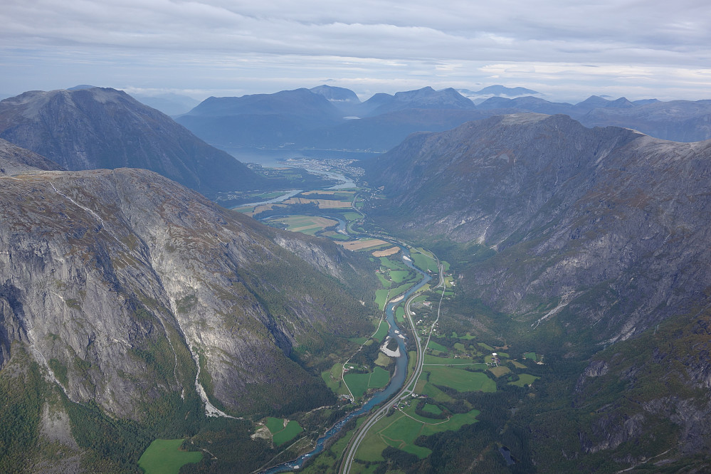 Vakker utsikt over Romsdalen fra Hornet til tross for den grå himmelen.