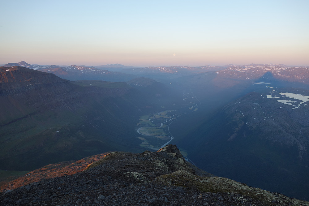 Endelig på toppen! Dette trudde jeg ikke helt på mens vi var i Rognan for få timer siden. Nå føler jeg meg som kongen av Junkerdalen.