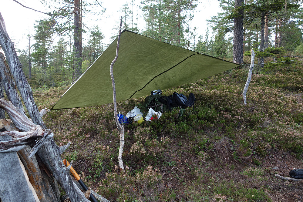 Her var det herlig å kose seg med lefsedessert etter å ha styrtdrukket vann og spist Fjordland. Følte for å holde meg unna kaffe sjøl om en skaumann helst bør drikke kaffe ved bålet.