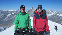 Jeg og Erling på toppen av Breithorn med Matterhorn mellom oss.