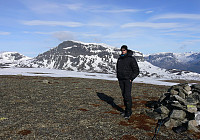 Jan Petter koser seg på Smådalsfjellet med Grindane, Skutshorn og Sanddalen i bakgrunnen.