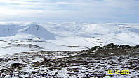Fra ryggen sørover fra Valanipa med veien over Vikafjellet i bakgrunnen. Fossfjellet til venstre.