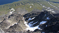 Vi ser rett ned i renna hvor vi kom, snøfonna er ikke til å ta feil av.Man skal ikke kunne se rett ned i normalrenna fra Øystre! 