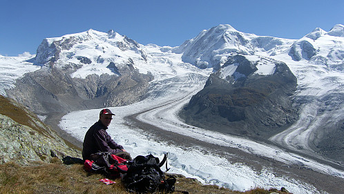 Erling sitter og koser seg med det flotteste brelandskapet vi fikk se under hele Alpeturen.