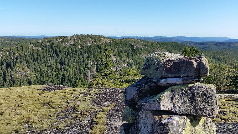 Vardefjell. Fin utsikt. Nærmeste topp er Skåråfjell, som er Skiens høyeste topp.